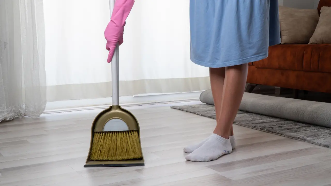 Mistakes to Avoid When Cleaning Laminate Floors: Expert Tips - Hive and ...